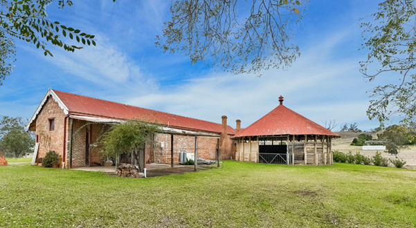 Round house structure